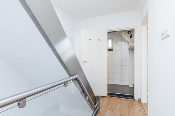 Foto - Verkocht onder voorbehoud: Verrassend ruime en instapklare gezinswoning met diepe zonnige tuin in Hoensbroek
